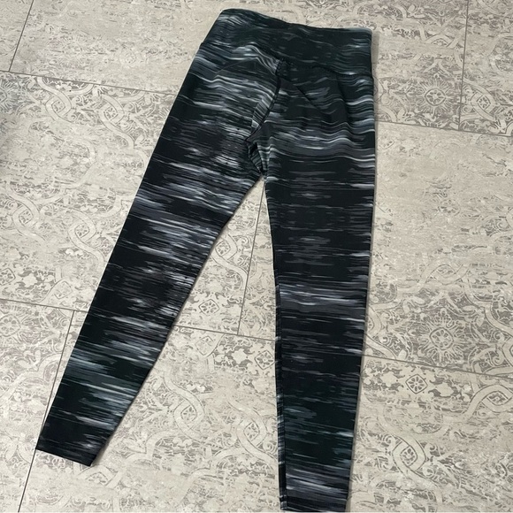 BUNDLE: (2) Pairs Workout Athleisure Pants Leggings Under Armour Old Navy Medium - Picture 5 of 5